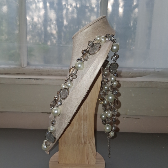 Elegant Pearl and Silver Necklace - Picture 2 of 3